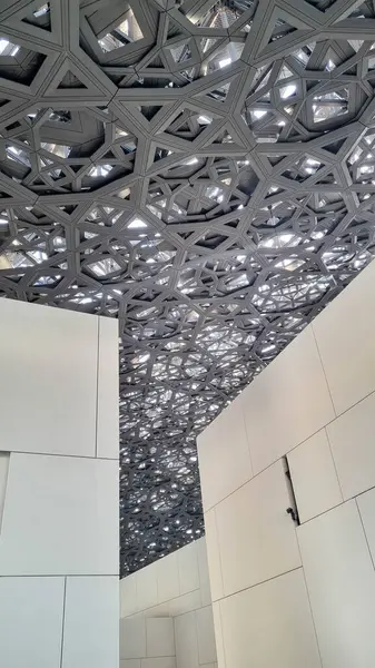 Abu Dabi, BAE - 23 Ocak 2024: Louvre Abu Dabi sanat ve medeniyet müzesinin gümüş kubbesi, Arapça mimarinin ayırt edici bir özelliği olan cupola 'dan esinlenilmiştir. Kubbe 75,000 ton ağırlığında..