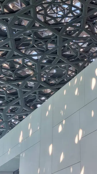 Abu Dabi, BAE - 23 Ocak 2024: Louvre Abu Dabi sanat ve medeniyet müzesinin gümüş kubbesi, Arapça mimarinin ayırt edici bir özelliği olan cupola 'dan esinlenilmiştir. Kubbe 75,000 ton ağırlığında..