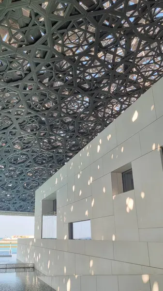 Abu Dabi, BAE - 23 Ocak 2024: Louvre Abu Dabi sanat ve medeniyet müzesinin gümüş kubbesi, Arapça mimarinin ayırt edici bir özelliği olan cupola 'dan esinlenilmiştir. Kubbe 75,000 ton ağırlığında..