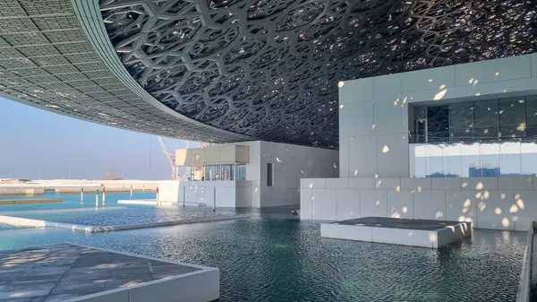 Abu Dabi, BAE - 23 Ocak 2024: Louvre Abu Dabi sanat ve medeniyet müzesinin gümüş kubbesi, Arapça mimarinin ayırt edici bir özelliği olan cupola 'dan esinlenilmiştir. Kubbe 75,000 ton ağırlığında..