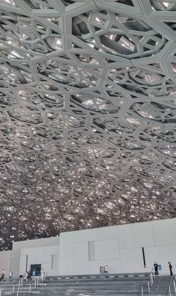 Abu Dabi, BAE - 23 Ocak 2024: Louvre Abu Dabi sanat ve medeniyet müzesinin gümüş kubbesi, Arapça mimarinin ayırt edici bir özelliği olan cupola 'dan esinlenilmiştir. Kubbe 75,000 ton ağırlığında..