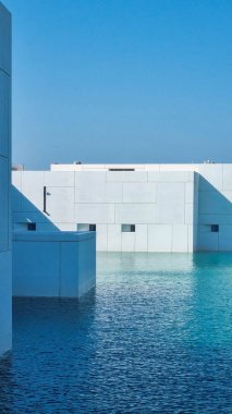 Louvre, lütfen. : ünlü Fransız mimar Jean Nouvel müzesi - yeni müzenin panoramik manzarası. Abu Dabi, Birleşik Arap Emirlikleri - Ocak 2024