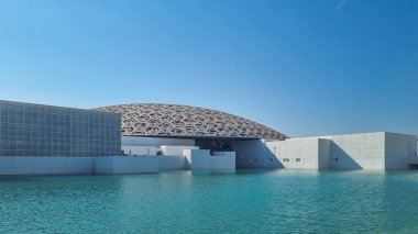 Louvre, lütfen. : ünlü Fransız mimar Jean Nouvel müzesi - yeni müzenin panoramik manzarası. Abu Dabi, Birleşik Arap Emirlikleri - Ocak 2024