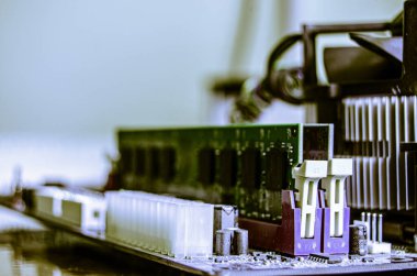 bileşenli elektronik devre kartı.