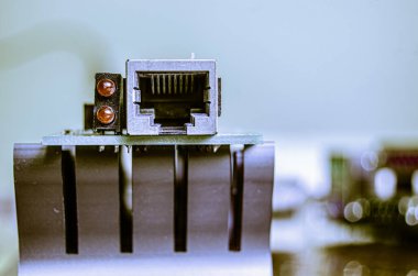 Laboratuvardaki elektronik makinenin yakın çekim görüntüsü.