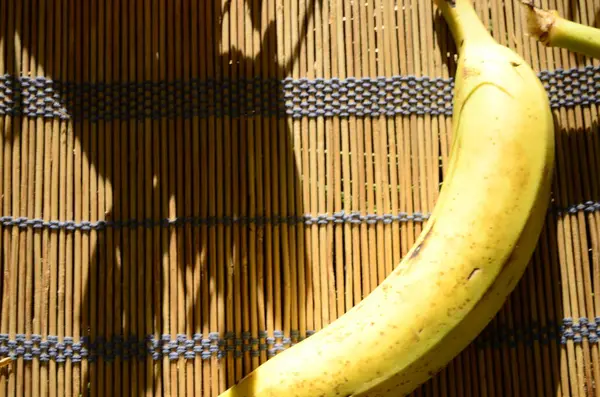 Μπανάνα Στο Καλαμάκι — Φωτογραφία Αρχείου