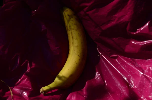 Κόκκινη Μπανάνα Κίτρινη Κορδέλα Κίτρινο Φόντο — Φωτογραφία Αρχείου