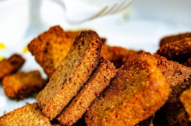 Tabakta kızarmış ekmek var.