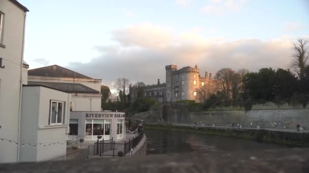 River Nore Med Kilkenny Slott Bakgrunden — Stockvideo