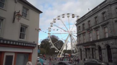 İrlanda 'nın Kilkenny şehrindeki büyük tekerlek. Saint Patrick günü, 2023. Yüksek kalite 4k görüntü