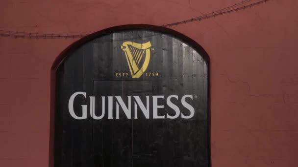 Slavné Pivo Irish Guinness Maluje Velkou Dřevěnou Bránu Kilkenny Vysoce — Stock video