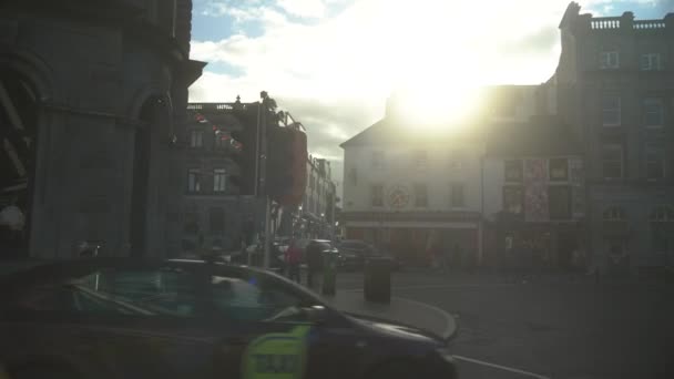 Samochody Przejeżdżają Tle Starożytnego Miasta Kilkenny Ireland Słońce Świeci Kamerę — Wideo stockowe