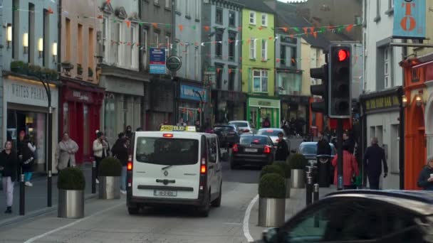 爱尔兰基尔肯尼市中心大街 人和汽车 餐馆和商店 高质量的4K镜头 — 图库视频影像