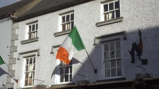 Die Irische Nationalflagge Hängt Der Wand Eines Alten Hauses Hochwertiges — Stockvideo