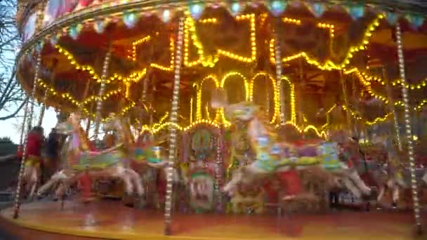 相机在一个游乐园里放大了一个漂亮的旋转木马 高质量的4K镜头 — 图库视频影像