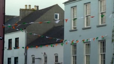 İrlanda 'nın Kilkenny, İrlanda' da karşıdan karşıya geçen küçük renkli bayraklar. Yüksek kalite 4k görüntü