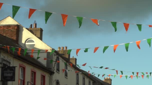 爱尔兰基尔肯尼街对面的爱尔兰彩色小国旗 高质量的4K镜头 — 图库视频影像