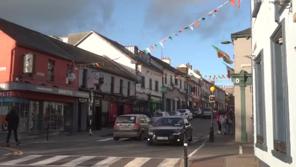 Μικρές Ιρλανδικές Χρωματιστές Σημαίες Που Διασχίζουν Τον Παλιό Δρόμο Στο — Αρχείο Βίντεο