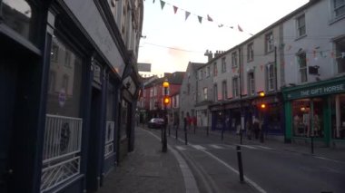 İrlanda 'daki eski şehir merkezi caddesi. Kilkenny 2023. Yüksek kalite 4k görüntü