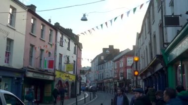 İrlanda 'daki eski şehir merkezi caddesi. Kilkenny 2023. Yüksek kalite 4k görüntü