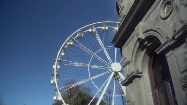 Het Reuzenrad Opent Zich Tegen Een Blauwe Lucht Ierland Kilkenny — Stockvideo