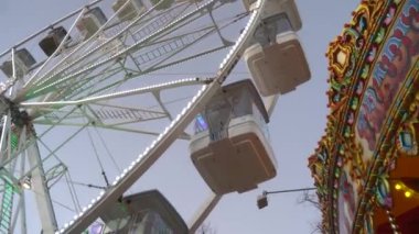 Atlıkarınca dönme dolabın önünde dönüyor. Yüksek kalite 4k görüntü