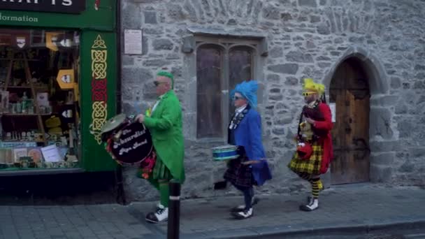 Клоуны Разноцветной Одежде Марширующие Главной Улице День Святого Патрика Килкенни — стоковое видео