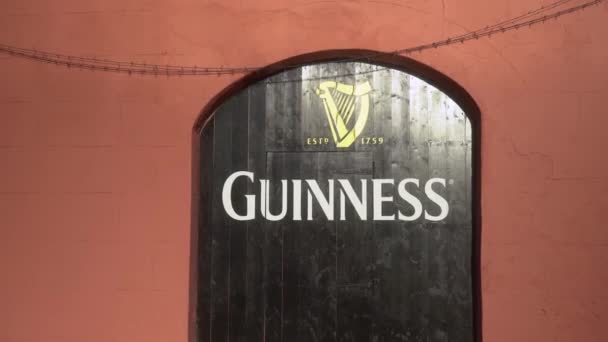 Irlandzkie Piwo Guinness Jest Malowane Dużej Drewnianej Bramie Kilkenny Wysokiej — Wideo stockowe