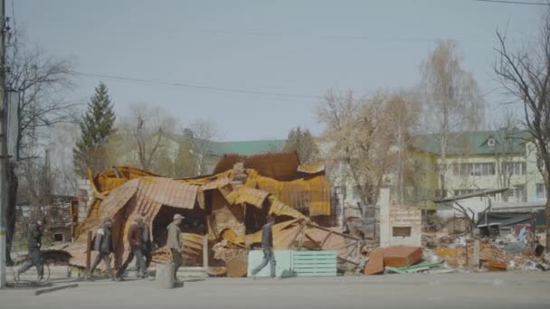 Residenti Una Città Distrutta Che Camminano Vicino Edificio Distrutto Edificio — Video Stock