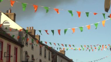 İrlanda bayrağı karşıdan karşıya geçiyor, Kilkenny, İrlanda. Yüksek kalite 4k görüntü