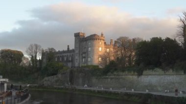 Arka planda Kilkenny Castle var. İrlanda kalesi. Yüksek kalite 4k görüntü