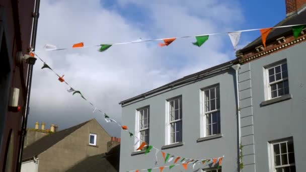 小さなアイルランド色の旗がアイルランドのキルケニー州の通りを横断している 高品質4K映像 — ストック動画