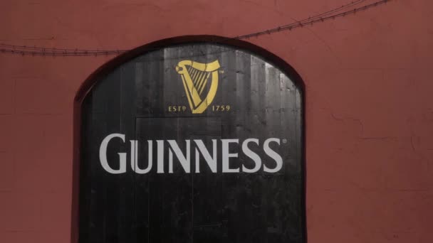 Célèbre Bière Irish Guinness Est Peinte Sur Une Grande Porte — Video
