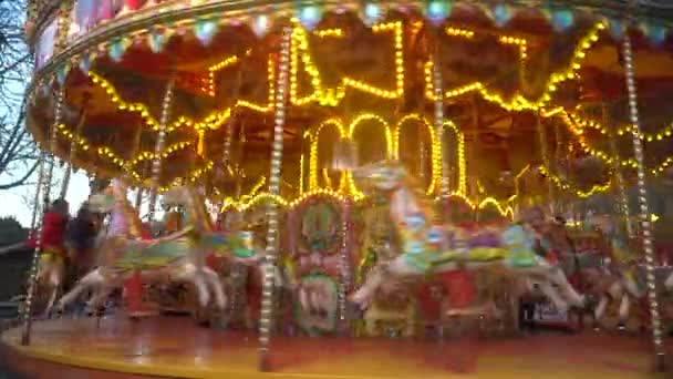 Камера Приближается Красивой Карусели Парке Развлечений Высококачественные Кадры — стоковое видео