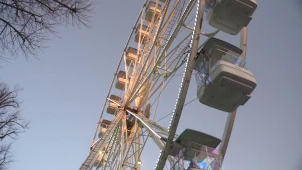 黄昏时分 摩天轮在游乐园里旋转着 基尔肯尼的大车轮 高质量的4K镜头 — 图库视频影像