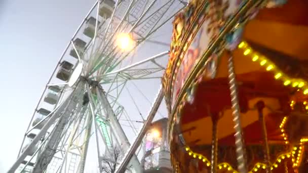 Karusellen Snurrar Framför Pariserhjulet Jag Heter Kilkenny Irland Högkvalitativ Film — Stockvideo