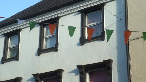 Μικρές Σημαίες Ιρλανδικού Χρώματος Που Διασχίζουν Δρόμο Kilkenny Ιρλανδία Υψηλής — Αρχείο Βίντεο