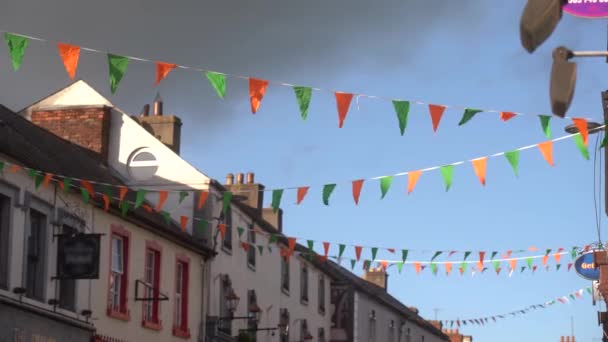 爱尔兰彩色国旗穿过街道 基尔肯尼 爱尔兰 高质量的4K镜头 — 图库视频影像