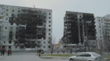 Rusya 'nın Ukrayna' daki bombalı saldırılarından sonra Borodyanka 'daki ev yıkıldı. Ukrayna savaşı. 2022 Yüksek kalite 4K görüntü