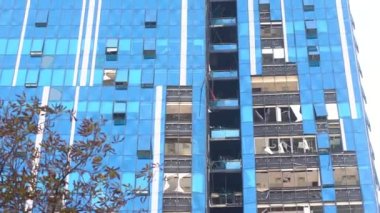 Rus İHA saldırısının sonuçları. Kyiv şehir merkezindeki yıkık ve hasarlı binalar. Kırık camlar ve kırık bir bina..