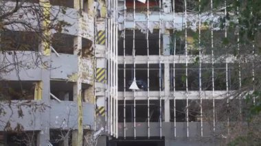 Ruslar Ukrayna 'ya karşı askeri saldırı. Kyiv 'deki Rus birliklerinin füze saldırısı sonrası iş merkezi 101 TowER sivil tesisi. Park yeri. 4k
