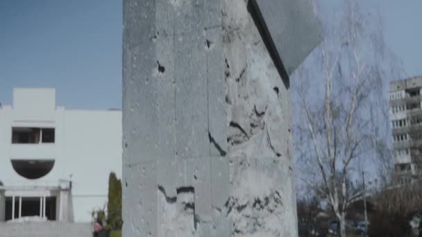Denkmal Für Taras Schewtschenko Durch Beschuss Durch Russische Truppen Beschädigt — Stockvideo