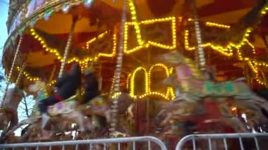 Kamera bir lunaparktaki güzel bir atlıkarıncaya zumluyor. Yüksek kalite 4k görüntü