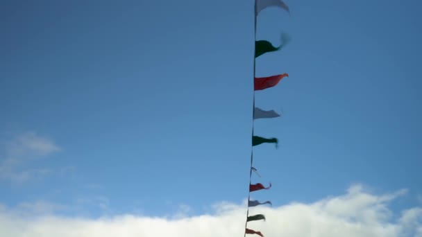 Małe Irlandzkie Flagi Przemierzające Błękitne Niebo Kilkenny Irlandia Wysokiej Jakości — Wideo stockowe