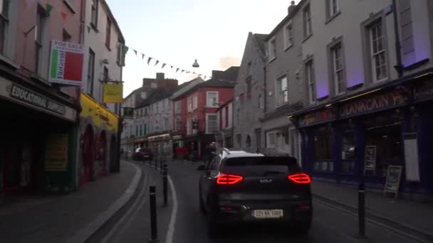 Kilkenny Πόλη Κεντρικό Δρόμο Στην Ιρλανδία Νθρωποι Και Αυτοκίνητα Εστιατόρια — Αρχείο Βίντεο