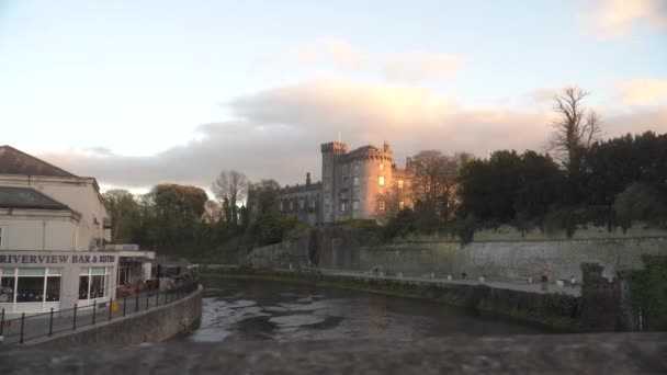 以基尔肯尼城堡为背景的诺尔河 2023年 Kilkenny — 图库视频影像