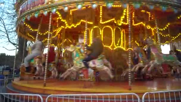 基尔肯尼爱尔兰 一个漂亮的旋转木马在游乐园 高质量的4K镜头 — 图库视频影像