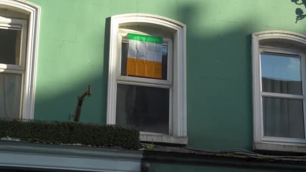 Ιρλανδική Σημαία Κρέμεται Στο Παράθυρο Του Πράσινου Σπιτιού Υψηλής Ποιότητας — Αρχείο Βίντεο