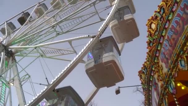 Carrossel Está Girando Frente Roda Gigante Imagens Alta Qualidade — Vídeo de Stock
