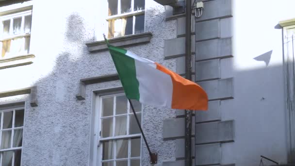 Ιρλανδία Εθνική Σημαία Κρέμεται Στον Τοίχο Ενός Παλιού Σπιτιού Υψηλής — Αρχείο Βίντεο